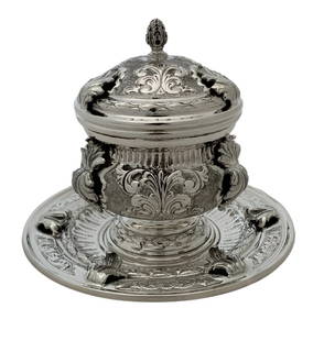 Italian 925 Sterling Silver Honey Dish & Tray Set with Leaf Design: Italian 925 Sterling Silver Honey Dish & Tray Set with Leaf Design This exquisite honey dish and tray set is crafted from fine Italian 925 sterling silver, showcasing intricate handmade fluted leaf ap