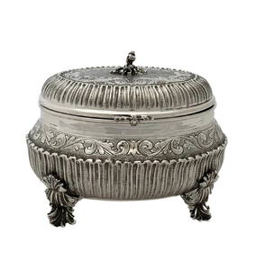 Handmade Italian 925 Sterling Silver Esrog Box 6 x 6 Inches: Handmade Italian 925 Sterling Silver Esrog Box 6 x 6 Inches This exquisite handmade Esrog box is crafted from fine Italian 925 sterling silver, showcasing elegant swirl chased fluted leaf applique des