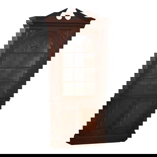 Biggs Chippendale Mahogany Corner China Cabinet 50 Years Old: Biggs Chippendale Mahogany Corner China Cabinet 50 Years Old This exquisite Biggs Chippendale Mahogany Corner China Cabinet showcases high-quality construction and elegant traditional design. The cabi