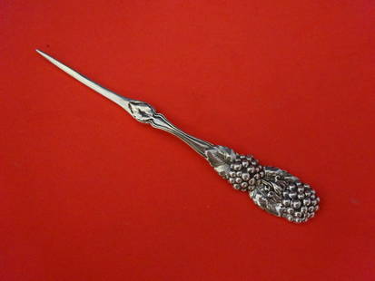 Tiffany & Co Blackberry Sterling Silver Nut Pick 4 5/8 Rare: Tiffany & Co Blackberry Sterling Silver Nut Pick 4 5/8 Rare This exquisite nut pick from Tiffany & Co. features the iconic Blackberry pattern, crafted from high-quality sterling silver. Measuring 4 5/