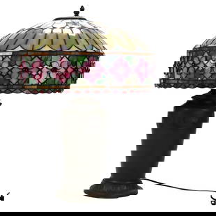 Vintage Arts & Crafts Stained Glass Table Lamp Floral Design: Vintage Arts & Crafts Stained Glass Table Lamp Floral Design Illuminate your space with this exquisite Arts & Crafts Leaded Stained Glass Table Lamp, a stunning piece from the 20th century. Standing a