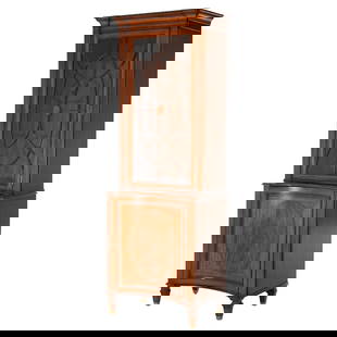 Maitland Smith 20th Century Mahogany Inlay Bookcase with Glass Door: Maitland Smith 20th Century Mahogany Inlay Bookcase with Glass Door This exquisite bookcase by Maitland Smith showcases elegant mahogany construction with intricate inlay and banded detailing. The upp