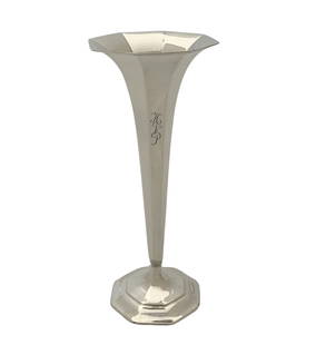 Antique Tiffany & Co Sterling Silver Handmade Trumpet Vase: Antique Tiffany & Co Sterling Silver Handmade Trumpet Vase This exquisite antique trumpet vase by Tiffany & Co. is a stunning addition to any collection. Crafted from 925 sterling silver, this handmad