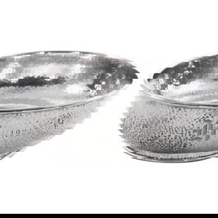 Sterling Silver Hammered Bowl: Sterling Silver Hammered Bowl This exquisite Sterling Silver Hammered Bowl showcases the craftsmanship of the Arts and Crafts movement from the early 20th century, specifically made in 1900. It featur