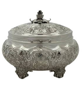 Handmade 925 Sterling Silver Floral Swirl Engraved Esrog Box 6"x6": Handmade 925 Sterling Silver Floral Swirl Engraved Esrog Box 6"x6" This exquisite Handmade Floral Swirl Engraved Ornate Jewelry Esrog Box is crafted from fine 925 sterling silver, showcasing intricate