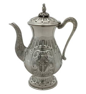 Elegant 925 Sterling Silver Handmade Chased Leaf Oil Pitcher 7.25": Elegant 925 Sterling Silver Handmade Chased Leaf Oil Pitcher 7.25" This exquisite oil pitcher is crafted from fine 925 sterling silver, showcasing a stunning handmade chased leaf applique design that