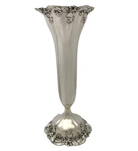 Antique American 925 Sterling Silver Tall Floral Vase: Antique American 925 Sterling Silver Tall Floral Vase This exquisite antique American flower vase is crafted from 925 sterling silver, showcasing a stunning handmade tall design adorned with intricate