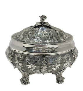 Elegant 925 Sterling Silver Floral Leaf Applique Esrog Box 6.5": Elegant 925 Sterling Silver Floral Leaf Applique Esrog Box 6.5" This exquisite handmade chased floral leaf applique oval Esrog box is crafted from fine 925 sterling silver, showcasing a stunning combi