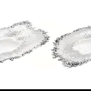 Meriden Britannia Sterling Silver Breadbasket 15 x 10 x 2.5 in 1930: Meriden Britannia Sterling Silver Breadbasket 15 x 10 x 2.5 in 1930 This exquisite sterling silver breadbasket, crafted by Meriden Britannia Silver, is a stunning addition to any dining table. With a