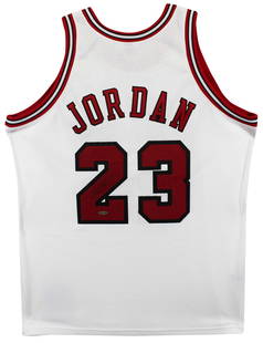 Michael Jordan Signed 1995-96 Chicago Bulls Jersey Authentic Beckett COA: Michael Jordan Signed 1995-96 Chicago Bulls Jersey Authentic Beckett COA This authentic Chicago Bulls jersey, featuring the legendary Michael Jordan, is an exceptional piece for any basketball fan. Th