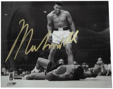 Muhammad Ali Signed 16x20 Photo with 11 Inch Signature Beckett Authenticated: Muhammad Ali Signed 16x20 Photo with 11 Inch Signature Beckett Authenticated This remarkable piece features a stunning 16x20 inch photograph of the legendary Muhammad Ali, showcasing his impressive 11