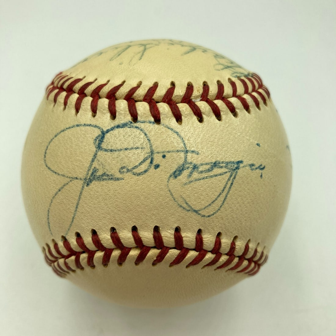 1949 New York Yankees Team Signed Baseball Joe DiMaggio Beckett COA: 1949 New York Yankees Team Signed Baseball Joe DiMaggio Beckett COA Celebrate the legacy of the 1949 New York Yankees with this authentic team-signed baseball, featuring the signatures of players incl