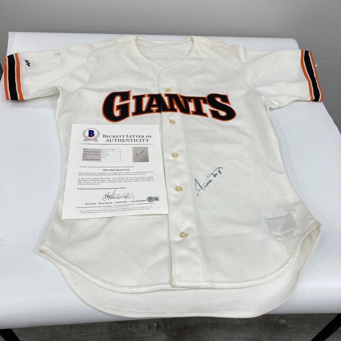 Willie Mays Signed San Francisco Giants Jersey with Beckett COA: Willie Mays Signed San Francisco Giants Jersey with Beckett COA Celebrate the legacy of baseball legend Willie Mays with this authentic San Francisco Giants Rawlings Game Model Jersey. This original j
