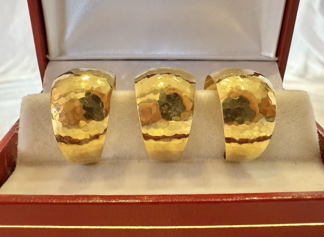 James Avery 3 Piece 14K Yellow Gold Jewelry Set: James Avery 3 Piece 14K Yellow Gold Jewelry Set This exquisite 3-piece set from James Avery features a versatile design crafted from 14k yellow gold. Including a ring, earring, and nose ring, this set