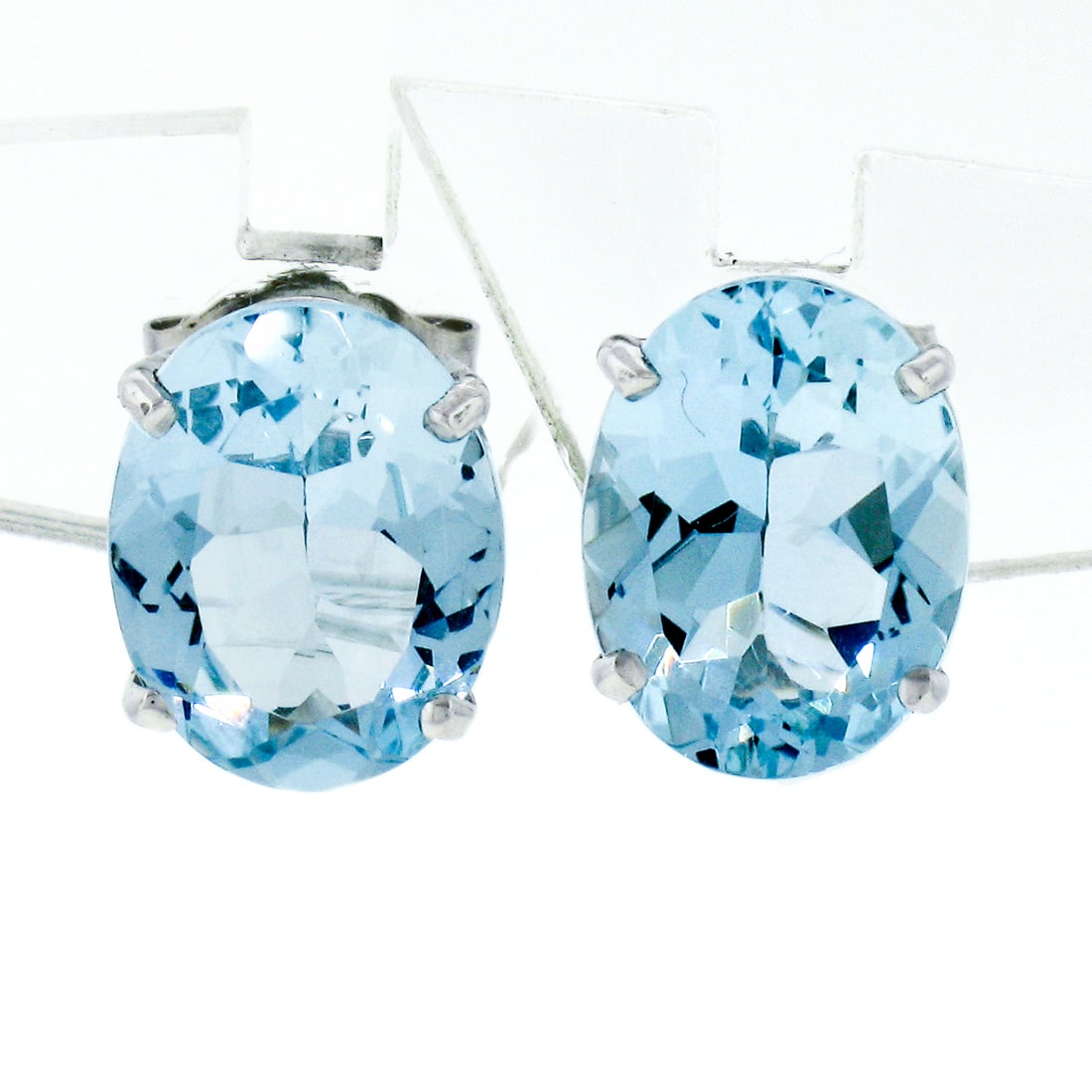 14K White Gold 2.84ct Aquamarine Oval Stud Earrings: 14K White Gold 2.84ct Aquamarine Oval Stud Earrings Elevate your style with these stunning stud earrings, crafted in solid 14K white gold. Each earring features a beautiful oval-cut aquamarine stone, 
