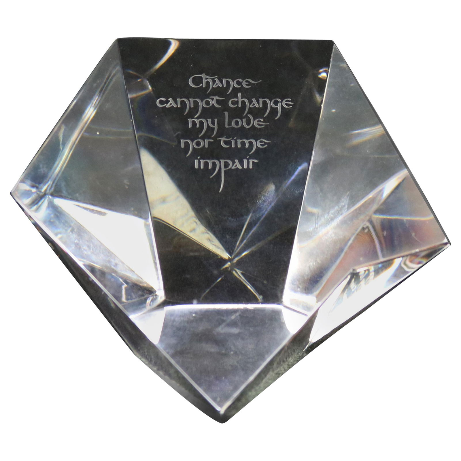 Steuben Glass Diamond Paperweight Robert Browning Quote Signed 20th Century: Steuben Glass Diamond Paperweight Robert Browning Quote Signed 20th Century This exquisite Steuben Glass Diamond Paperweight is a stunning 20th-century desk sculpture that showcases exceptional crafts