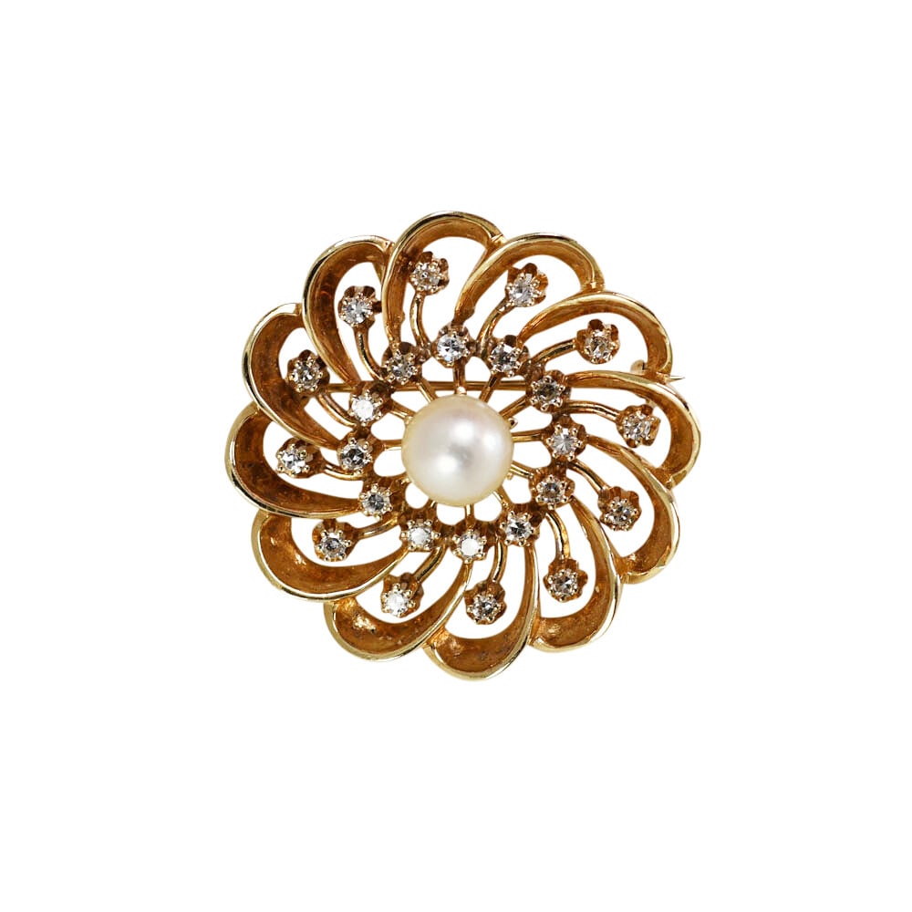 Vintage 14K Yellow Gold Pearl Diamond Brooch 1.25" 0.72ctw: Vintage 14K Yellow Gold Pearl Diamond Brooch 1.25" 0.72ctw This exquisite vintage brooch features a stunning 8mm cultured saltwater pearl with a slight pink overtone, elegantly set in a 14K yellow gol