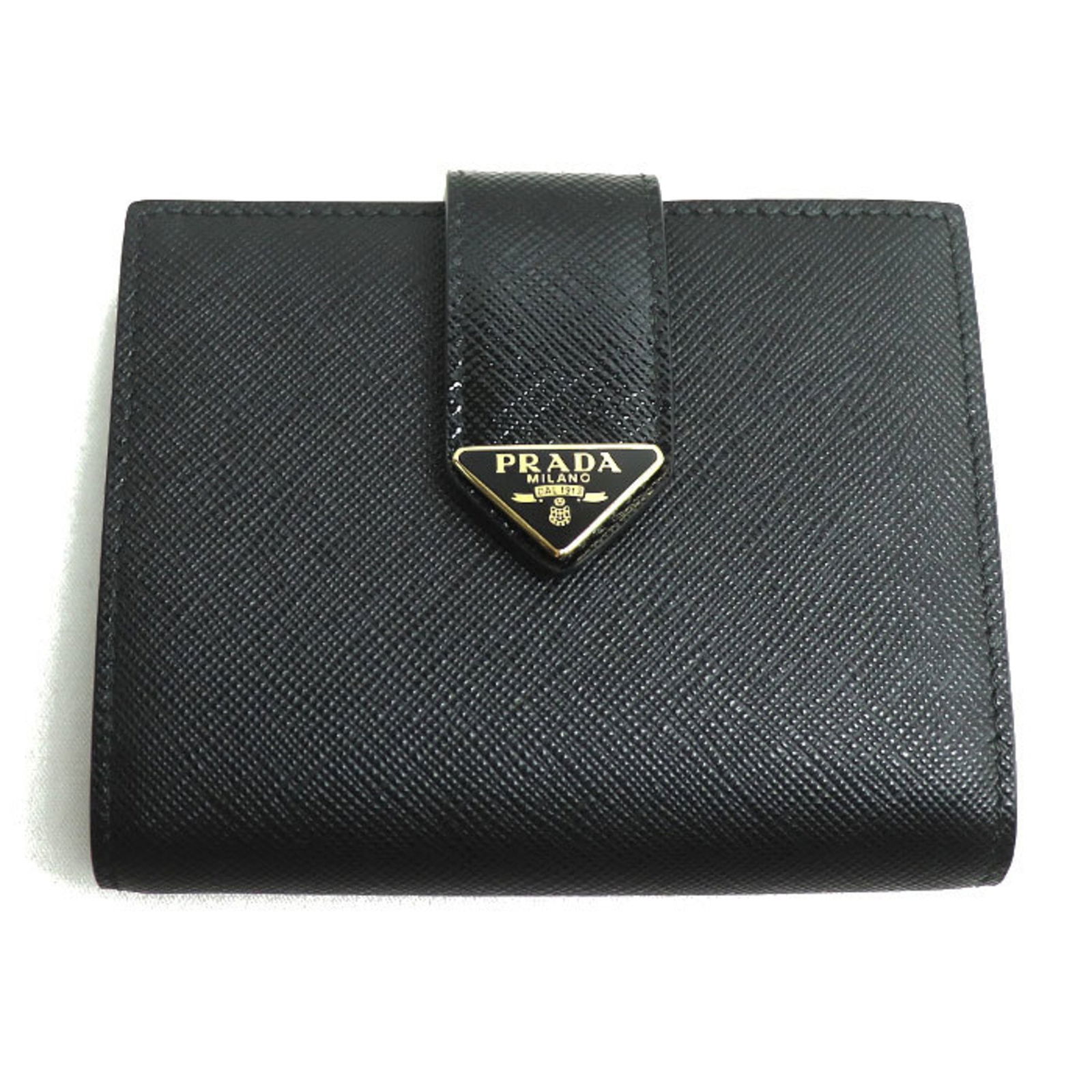 PRADA Saffiano Leather Bi-fold Wallet Black 1MV204 2C7X F0002 Women's: PRADA Saffiano Leather Bi-fold Wallet Black 1MV204 2C7X F0002 Women's Introducing the PRADA Saffiano Triangle Bi-fold Wallet in elegant black, crafted from high-quality Saffiano leather. This sophisti