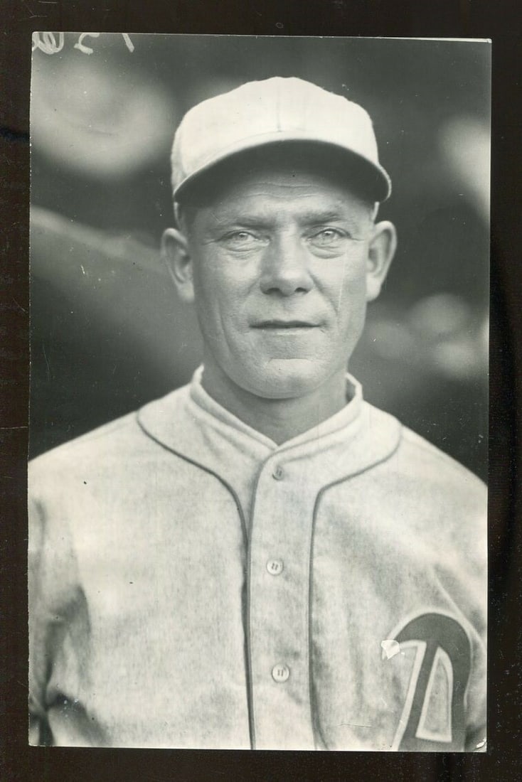 1929 Jack Quinn Baseball Photo 5x8 Original Vintage Sports Legend: 1929 Jack Quinn Baseball Photo 5x8 Original Vintage Sports Legend This original 1929 photograph features Jack Quinn, a legendary figure in baseball, captured in a stunning 5x8 format. The image is a r