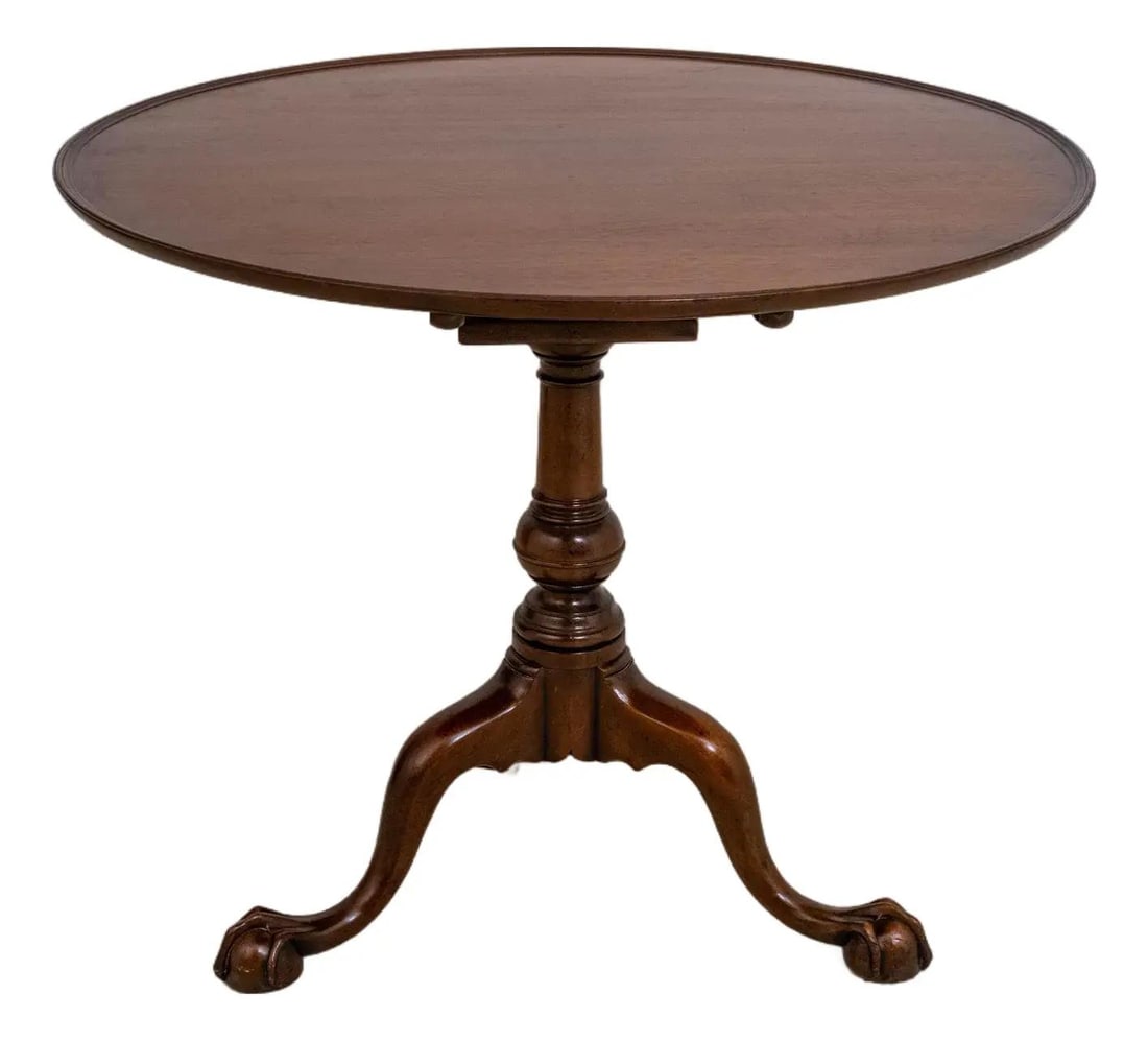 Kittinger CW-70 Colonial Williamsburg Tilt Top Table Solid Mahogany Chippendale Design: Kittinger CW-70 Colonial Williamsburg Tilt Top Table Solid Mahogany Chippendale Design This Kittinger CW-70 Colonial Williamsburg Tilt Top Table showcases exquisite craftsmanship reminiscent of the Ch