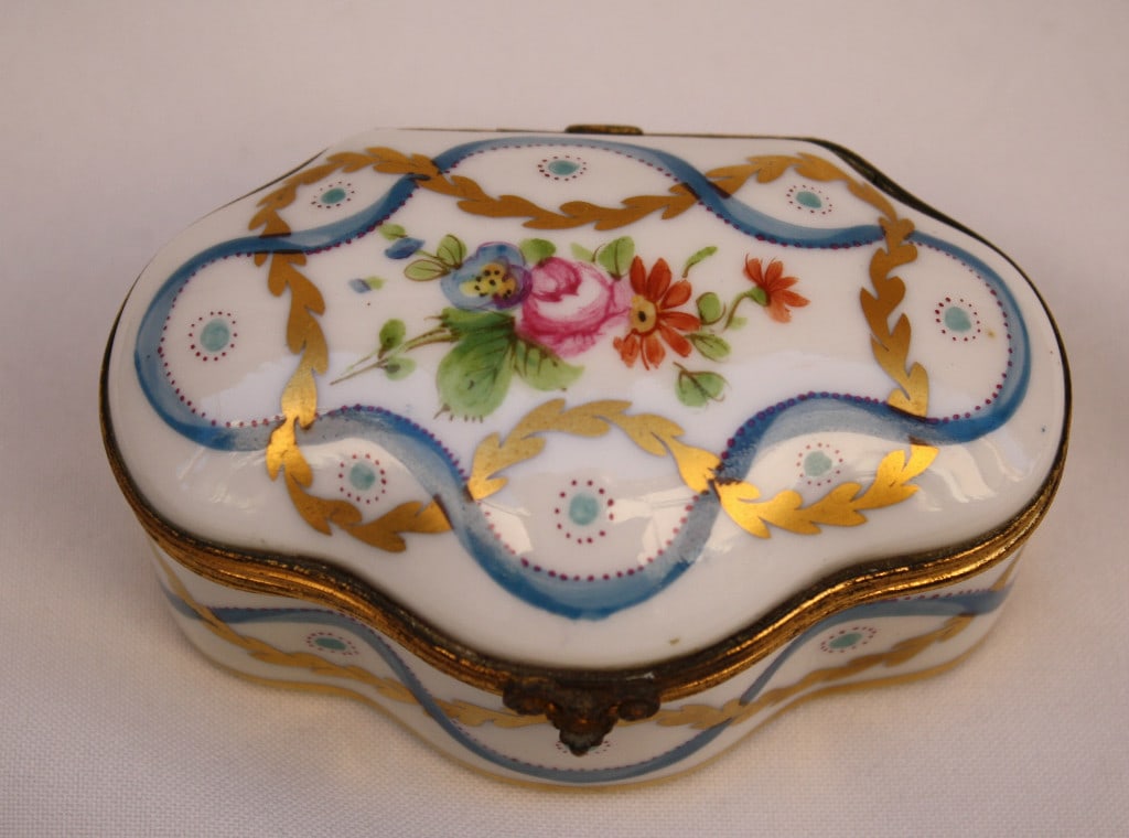 19th Century French Sevres Porcelain Hand Painted Box with Gold Detail: 19th Century French Sevres Porcelain Hand Painted Box with Gold Detail This exquisite 19th-century French Sevres porcelain box showcases stunning hand-painted artistry and intricate gold detailing. Th