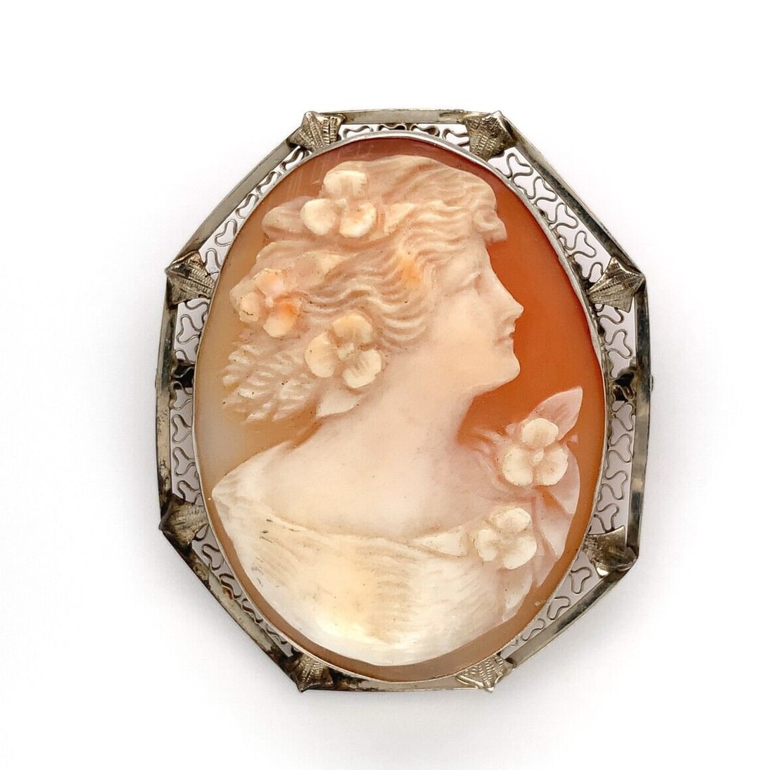 14k Yellow Gold Shell Cameo Vintage Pin with Filigree Leaves: 14k Yellow Gold Shell Cameo Vintage Pin with Filigree Leaves This exquisite 14k yellow gold pin features a genuine natural shell cameo, beautifully depicting the profile of a woman adorned with flower