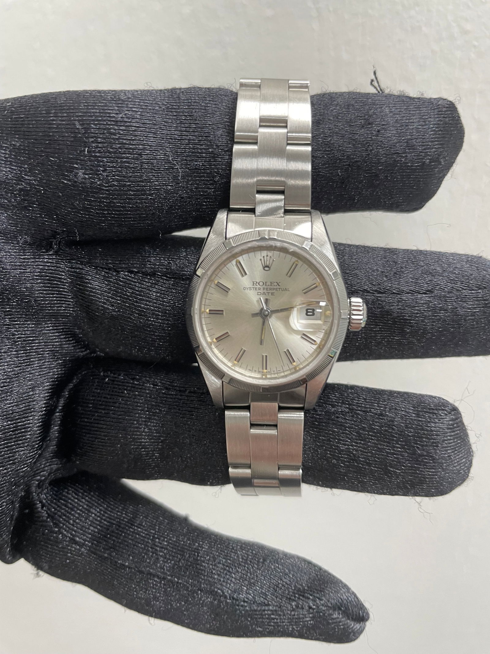 Rolex Date Ladies Watch Silver Dial Oyster Ref 69190: Rolex Date Ladies Watch Silver Dial Oyster Ref 69190 This exquisite Rolex Date watch is designed specifically for ladies, featuring a stunning silver dial that complements its elegant design. The time