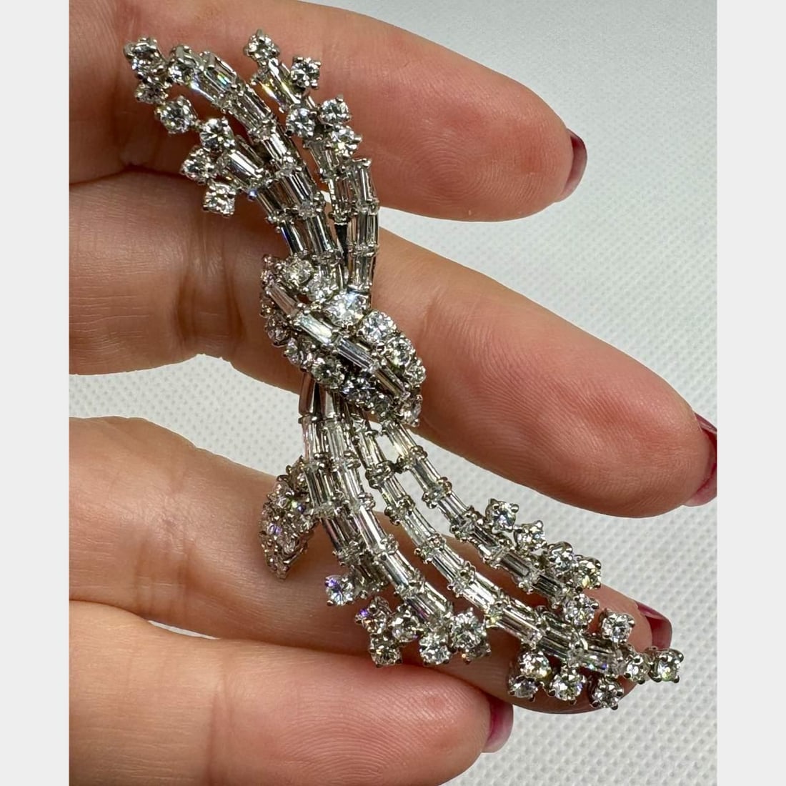 Art Deco Platinum Brooch 8.00 Ct Diamond F-G VVS-VS: Art Deco Platinum Brooch 8.00 Ct Diamond F-G VVS-VS This exquisite Art Deco brooch is crafted in platinum and features a remarkable total diamond weight of 8.00 carats. It is adorned with 54 European-