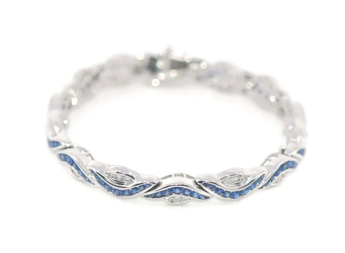 Charles Krypell 18K White Gold Diamond Sapphire Bracelet 7 Inches: Charles Krypell 18K White Gold Diamond Sapphire Bracelet 7 Inches This exquisite Charles Krypell bracelet showcases a stunning combination of diamonds and sapphires set in luxurious 18K white gold. Fe