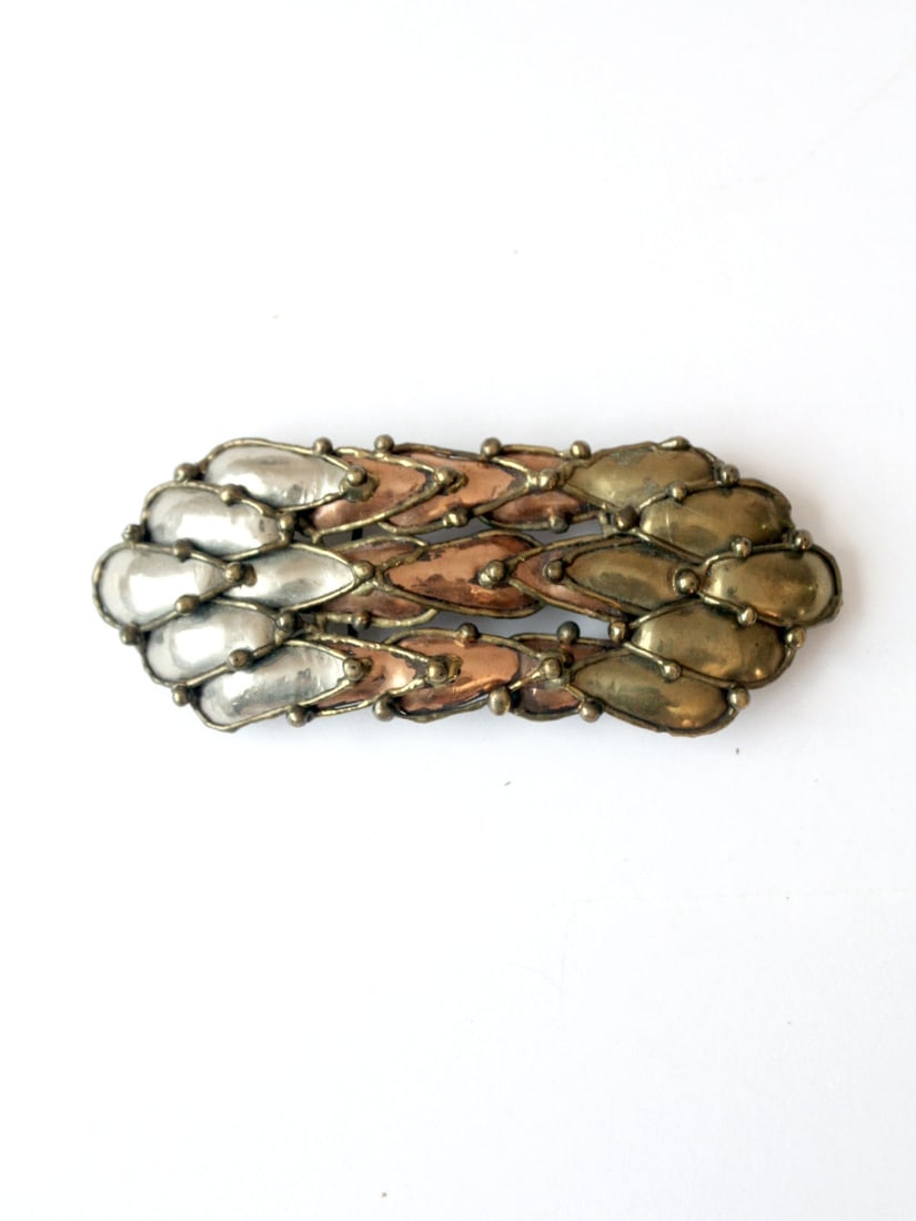 1960s Vintage Brutalist Mixed Metal Belt Buckle Handmade: 1960s Vintage Brutalist Mixed Metal Belt Buckle Handmade Explore this exquisite 1960s vintage brutalist style belt buckle, showcasing a captivating design crafted from brass, copper, and silver tone m