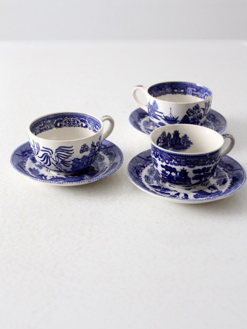 Set of 3 Vintage Blue Willow Tea Cups and Saucers 1920s-1940s: Set of 3 Vintage Blue Willow Tea Cups and Saucers 1920s-1940s This exquisite set of three vintage blue willow tea cups with saucers hails from the 1920s to 1940s, showcasing the timeless blue transfer