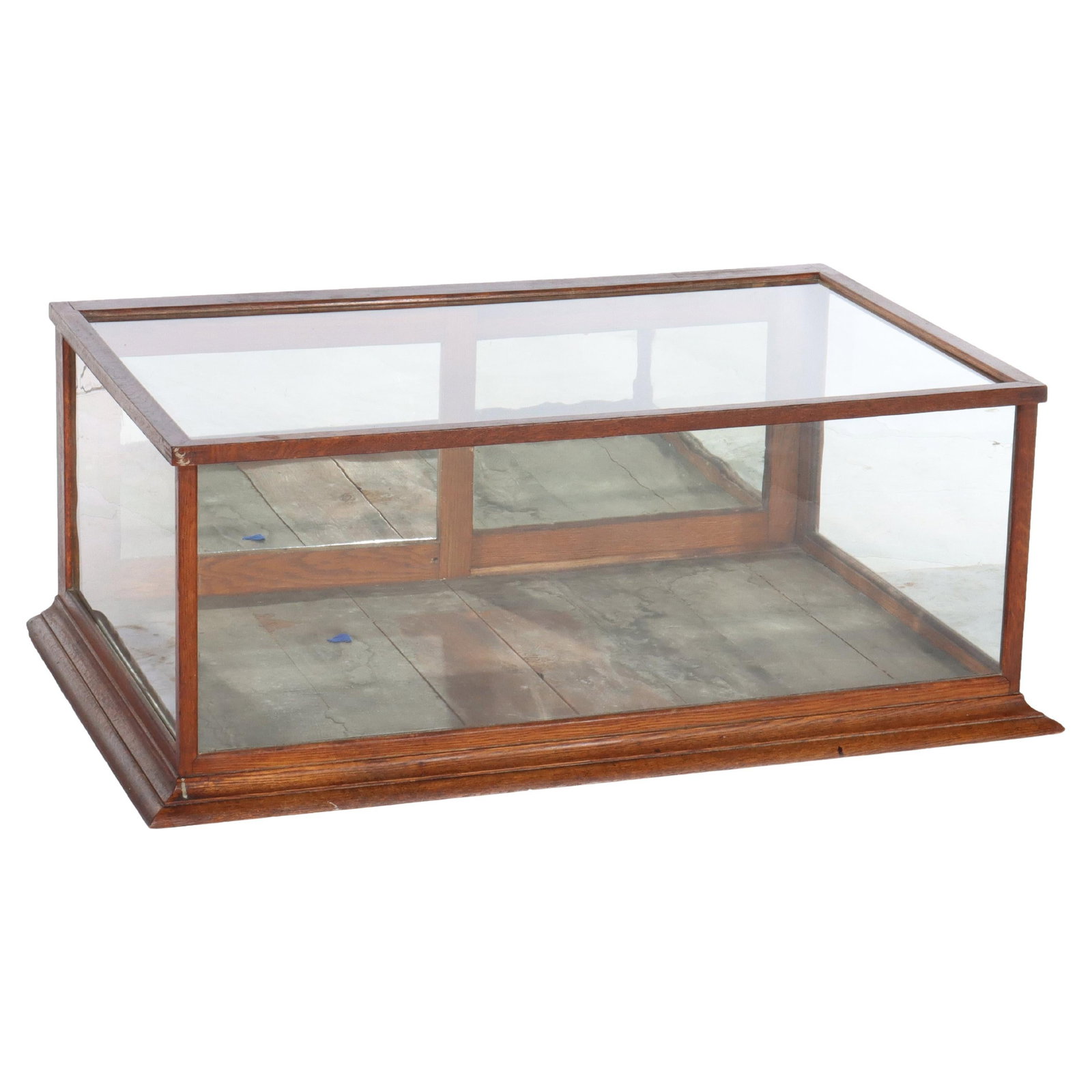 Antique Oak Countertop Display Case Circa 1900 with Glass Top: Antique Oak Countertop Display Case Circa 1900 with Glass Top This antique oak display case, dating back to circa 1900, features a classic design with two doors and a glass top, making it perfect for 