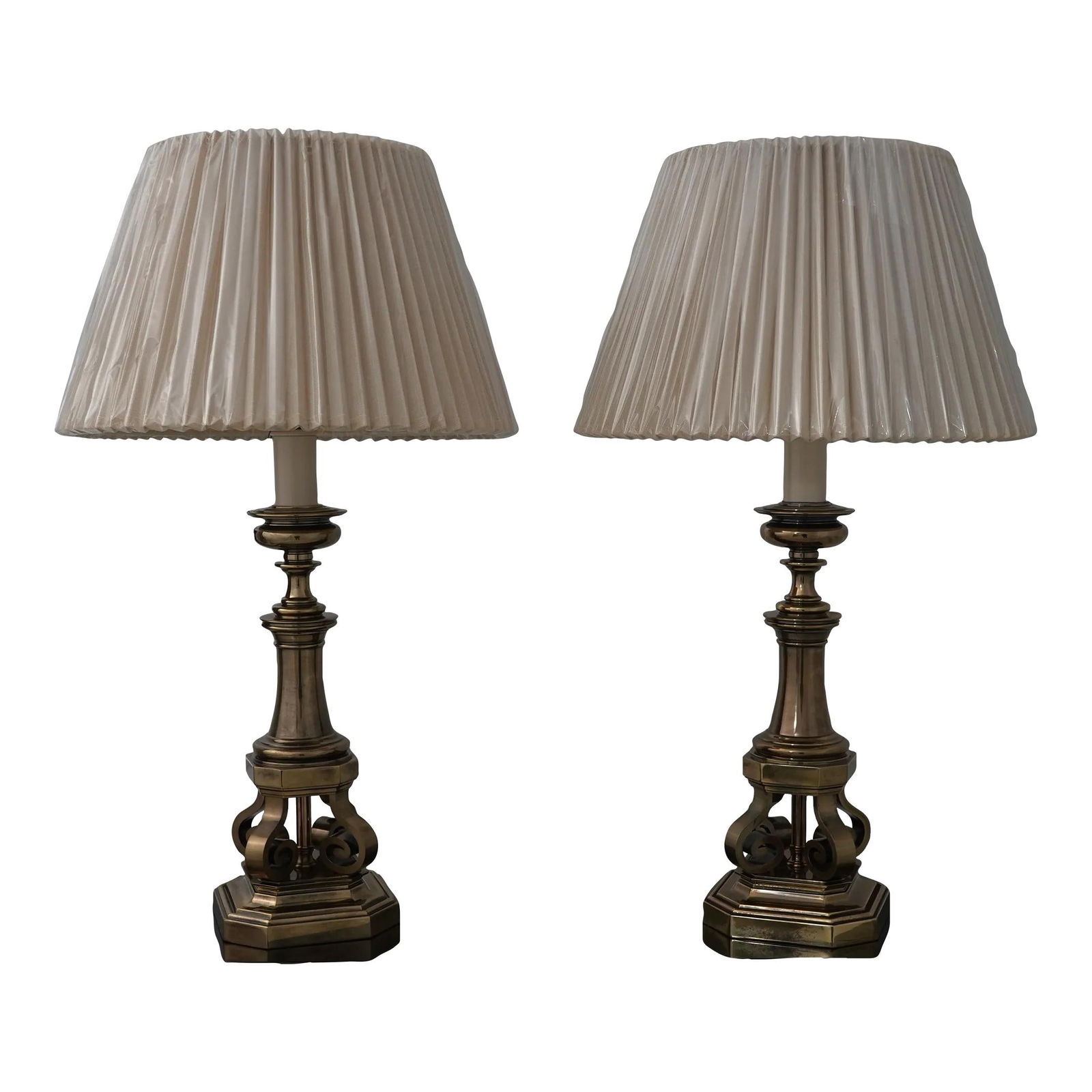 Stiffel Antique Brass Table Lamps Pair with Shades: Stiffel Antique Brass Table Lamps Pair with Shades This elegant pair of Stiffel table lamps features a timeless antique brass finish, adding a touch of sophistication to any space. Each lamp stands 32