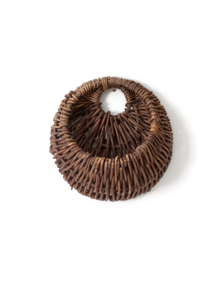 Rustic Vintage Wicker Wall Basket for Easy Hanging: Rustic Vintage Wicker Wall Basket for Easy Hanging Enhance your decor with this vintage wicker wall basket, perfect for adding a rustic charm to any space. Featuring a ring opening and a flat back, it