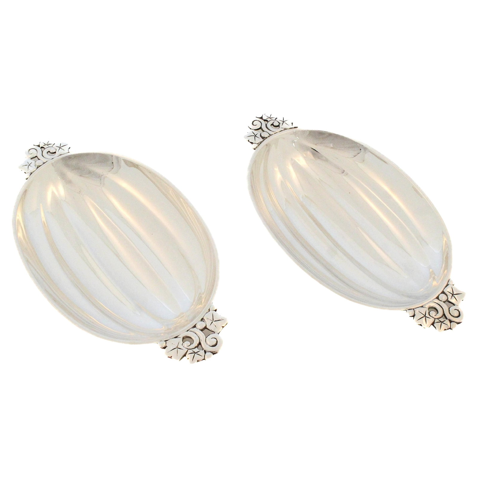 Tiffany & Co Sterling Silver Oval Dishes Pair Set of 2: Tiffany & Co Sterling Silver Oval Dishes Pair Set of 2 Elevate your dining experience with this exquisite pair of sterling silver oval dishes by Tiffany & Company. Crafted with precision, these dishes