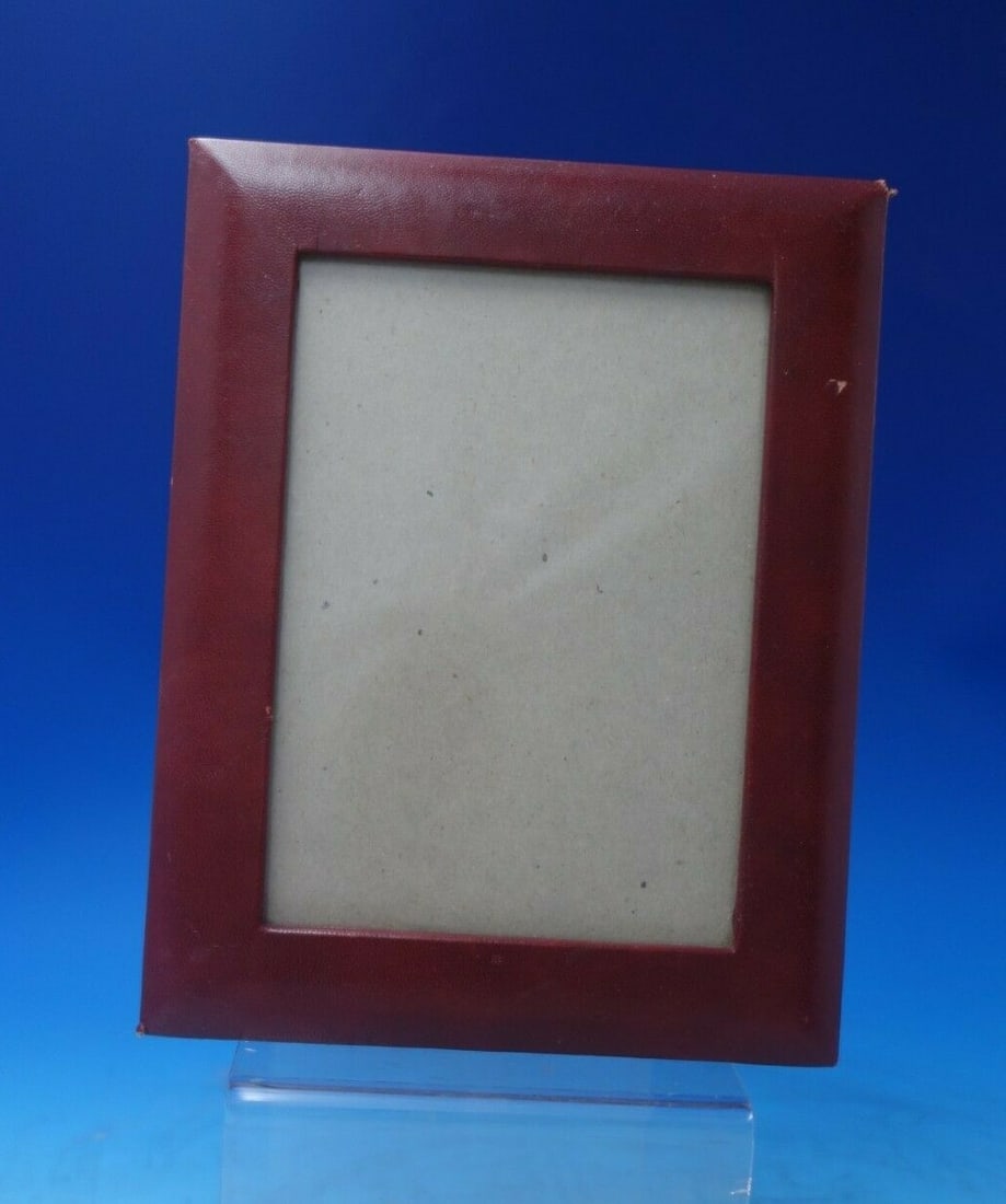 Vintage Tiffany & Co Red Leather Picture Frame 1940 6.5 x 4.5: Vintage Tiffany & Co Red Leather Picture Frame 1940 6.5 x 4.5 This vintage picture frame from Tiffany & Co. is a stunning addition to any decor. Crafted in circa 1940, it features a vibrant red leathe