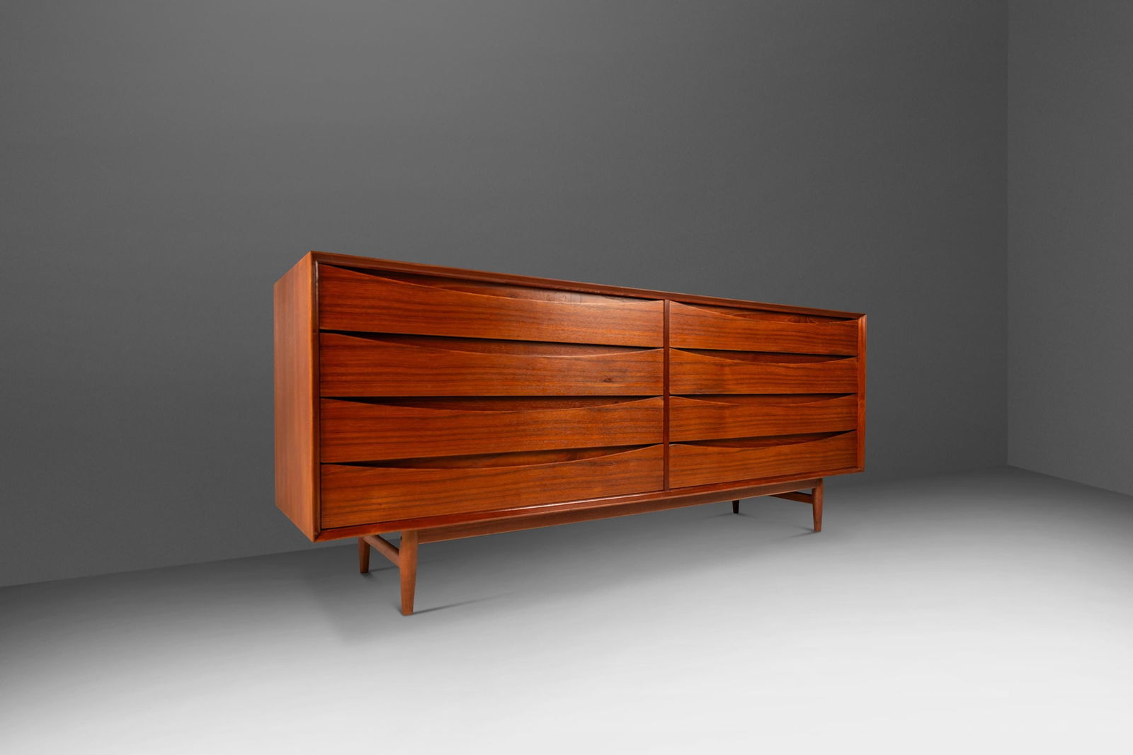 Rare Arne Vodder 'Triennale' L-32-6 Teak Dresser 8 Drawers Denmark 1950s: Rare Arne Vodder 'Triennale' L-32-6 Teak Dresser 8 Drawers Denmark 1950s Introducing a rare and striking Danish Mid-Century Modern 8-Drawer 'Triennale' Model L-32-6 Dresser designed by the renowned Ar