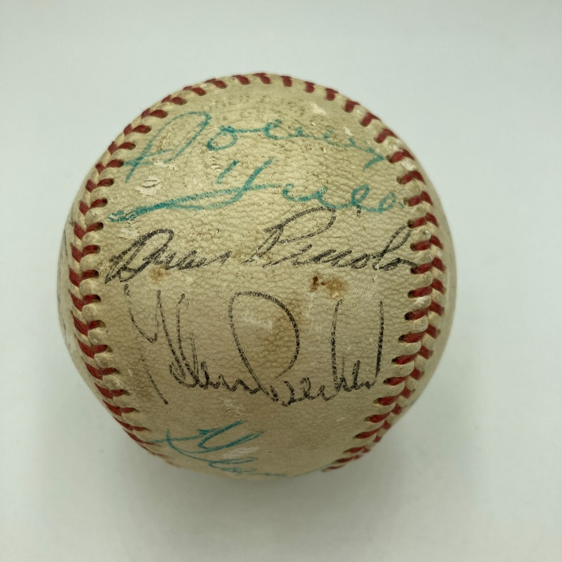 Brian Piccolo Signed Chicago Bears Baseball PSA DNA Beckett COA: Brian Piccolo Signed Chicago Bears Baseball PSA DNA Beckett COA This is a remarkable 1960's Chicago Greats signed baseball featuring the signature of the legendary Brian Piccolo along with eighteen ot