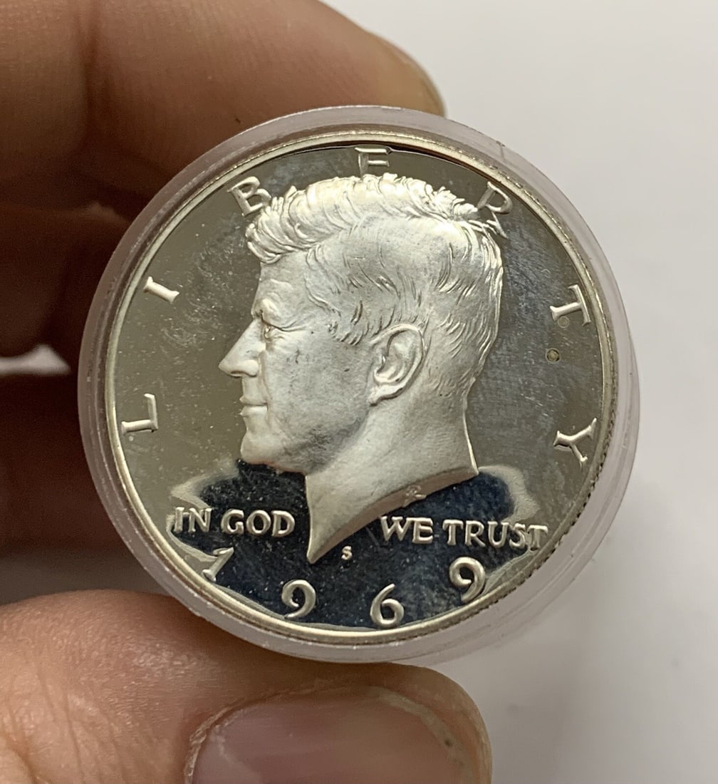 1969-S Proof Kennedy Half Dollar Roll 20 Coins 40% Silver: 1969-S Proof Kennedy Half Dollar Roll 20 Coins 40% Silver This roll contains 20 uncirculated 1969-S Proof Kennedy Half Dollars, each composed of 40% silver. These coins feature the iconic Kennedy desi