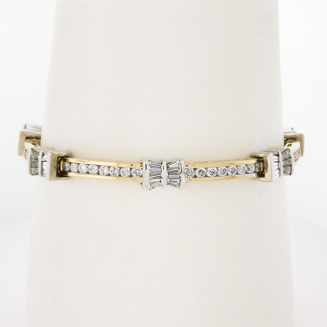 14K Gold 4.68ctw Diamond Baguette Round Tennis Bracelet: 14K Gold 4.68ctw Diamond Baguette Round Tennis Bracelet This stunning tennis bracelet features a captivating design with 97 natural diamonds, showcasing a total carat weight of 4.68 ctw. Crafted from 
