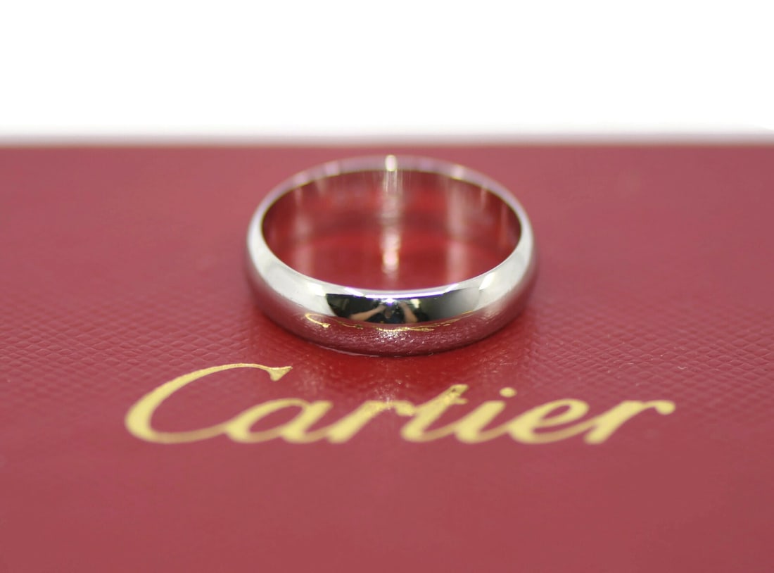 Cartier 18K White Gold Wedding Band Ring Size 55 with Box and Certificate: Cartier 18K White Gold Wedding Band Ring Size 55 with Box and Certificate This exquisite Cartier wedding band is crafted from 18K white gold, radiating elegance and timelessness. Designed as a classic