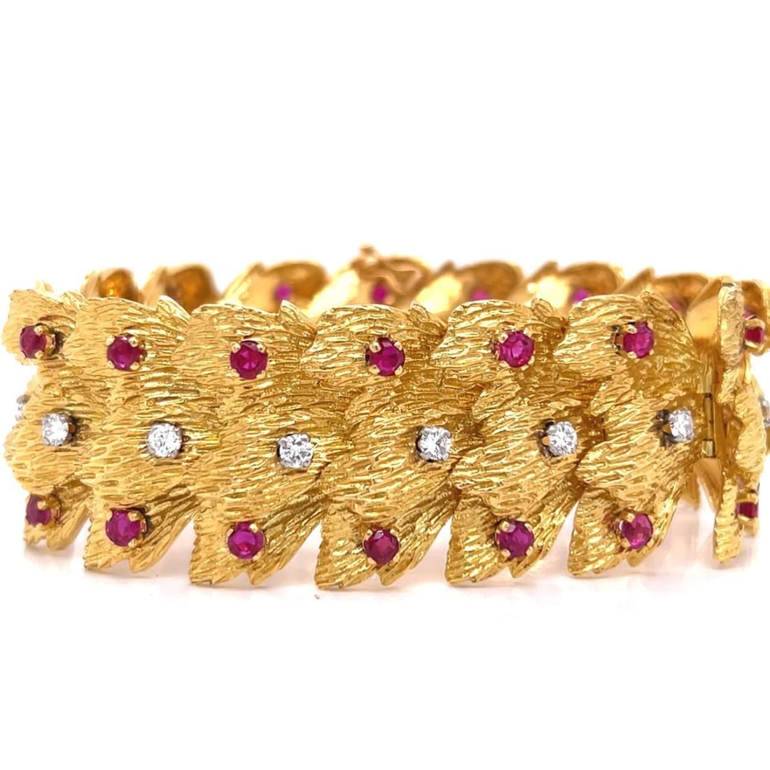 Elegant 18K Yellow Gold Diamond Burma Ruby Bracelet with Hallmarks: Elegant 18K Yellow Gold Diamond Burma Ruby Bracelet with Hallmarks This exquisite bracelet features a stunning combination of 18K yellow gold, 16 diamonds, and 32 Burma rubies. The diamonds, weighing