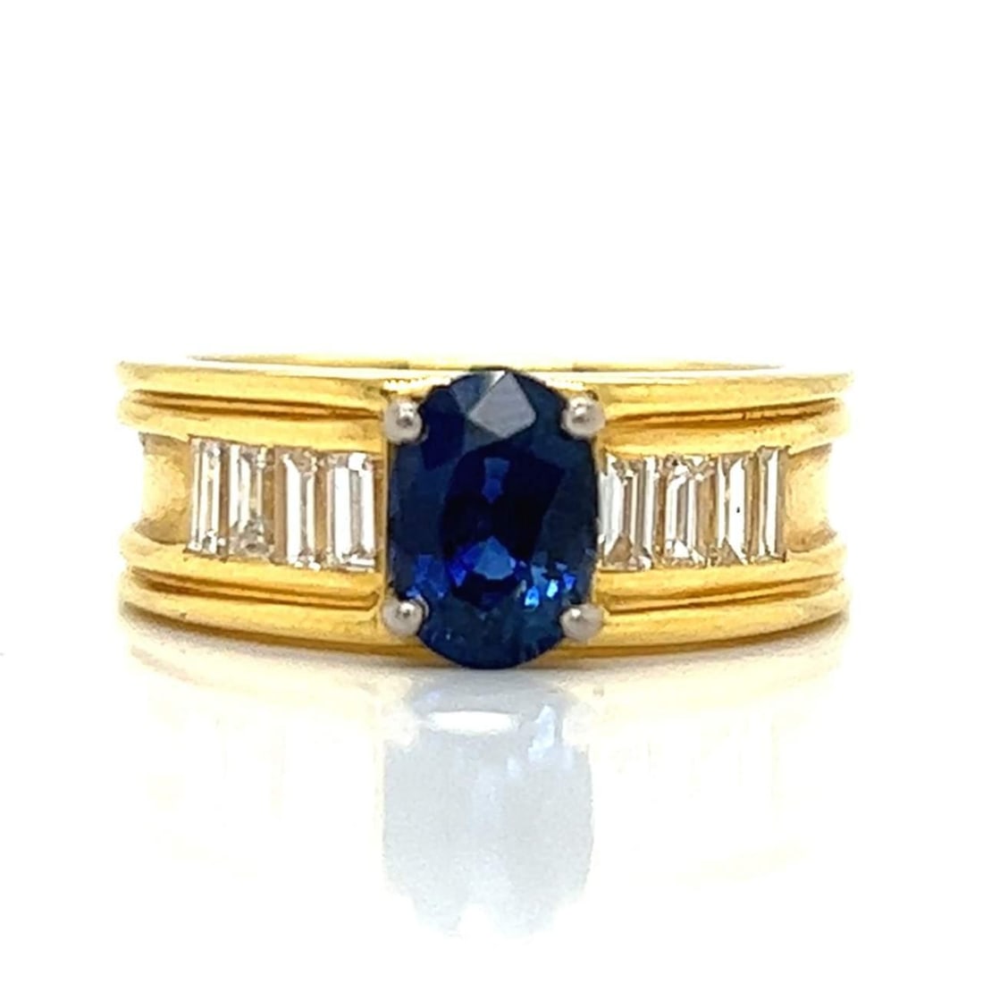 18K Yellow Gold Sapphire 1.50 Ct Diamond Ring with 8 Baguette Diamonds: 18K Yellow Gold Sapphire 1.50 Ct Diamond Ring with 8 Baguette Diamonds This exquisite 18K Yellow Gold ring features a stunning central sapphire weighing approximately 1.50 Ct, complemented by 8 baguet