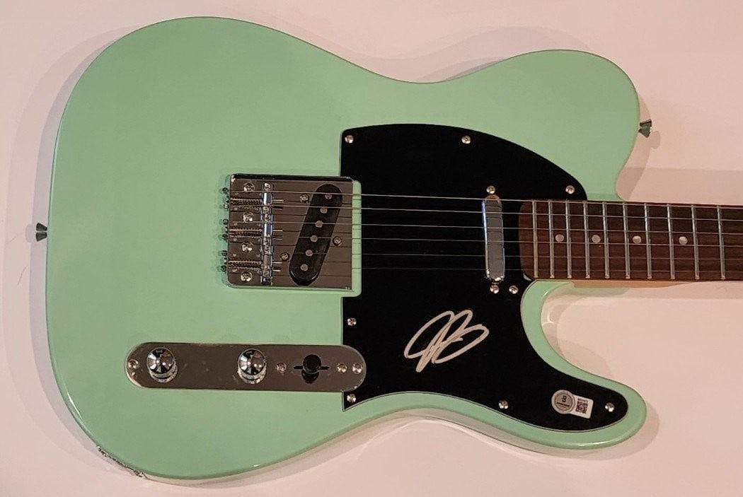 Joe Bonamassa Signed Electric Guitar Black Country Communion JSA Authenticated: Joe Bonamassa Signed Electric Guitar Black Country Communion JSA Authenticated This is a pre-owned electric guitar autographed by renowned musician Joe Bonamassa, a prominent figure in the blues-rock