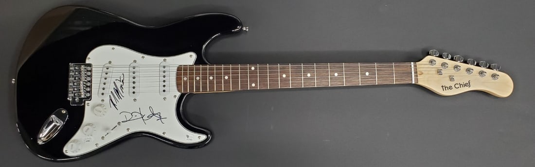 Rob Morrow David Krumholtz Signed Guitar JSA Authenticated: Rob Morrow David Krumholtz Signed Guitar JSA Authenticated This is a full-size guitar hand-signed by both Rob Morrow and David Krumholtz, a unique piece for fans and collectors alike. The authenticity