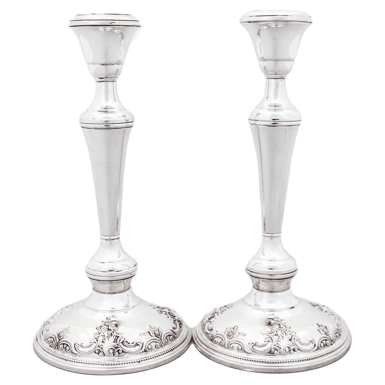 Wallace Silversmiths Sterling Silver Grande Baroque Candlesticks Set of 2: Wallace Silversmiths Sterling Silver Grande Baroque Candlesticks Set of 2 This exquisite pair of Sterling Silver candlesticks features the iconic Grande Baroque pattern by Wallace Silversmiths, renown