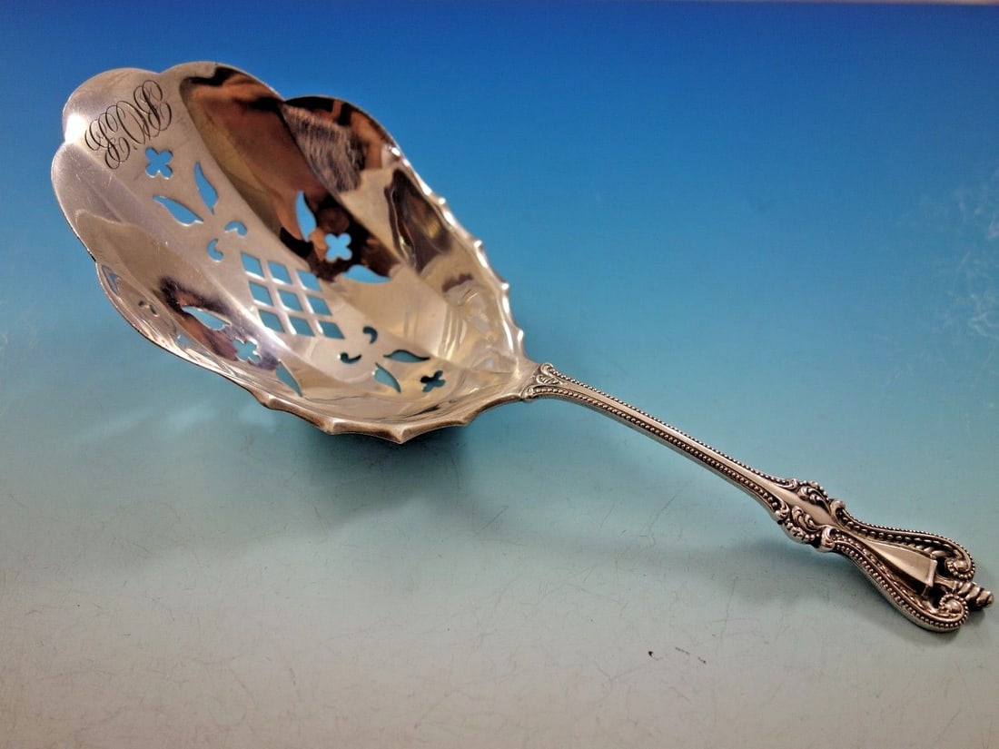 Towle Old Colonial Sterling Silver Cracker Scoop 7 7/8 Rare Monogrammed: Towle Old Colonial Sterling Silver Cracker Scoop 7 7/8 Rare Monogrammed Discover a rare find with this Old Colonial by Towle sterling silver cracker scoop. This exquisite serving piece, measuring 7 7/