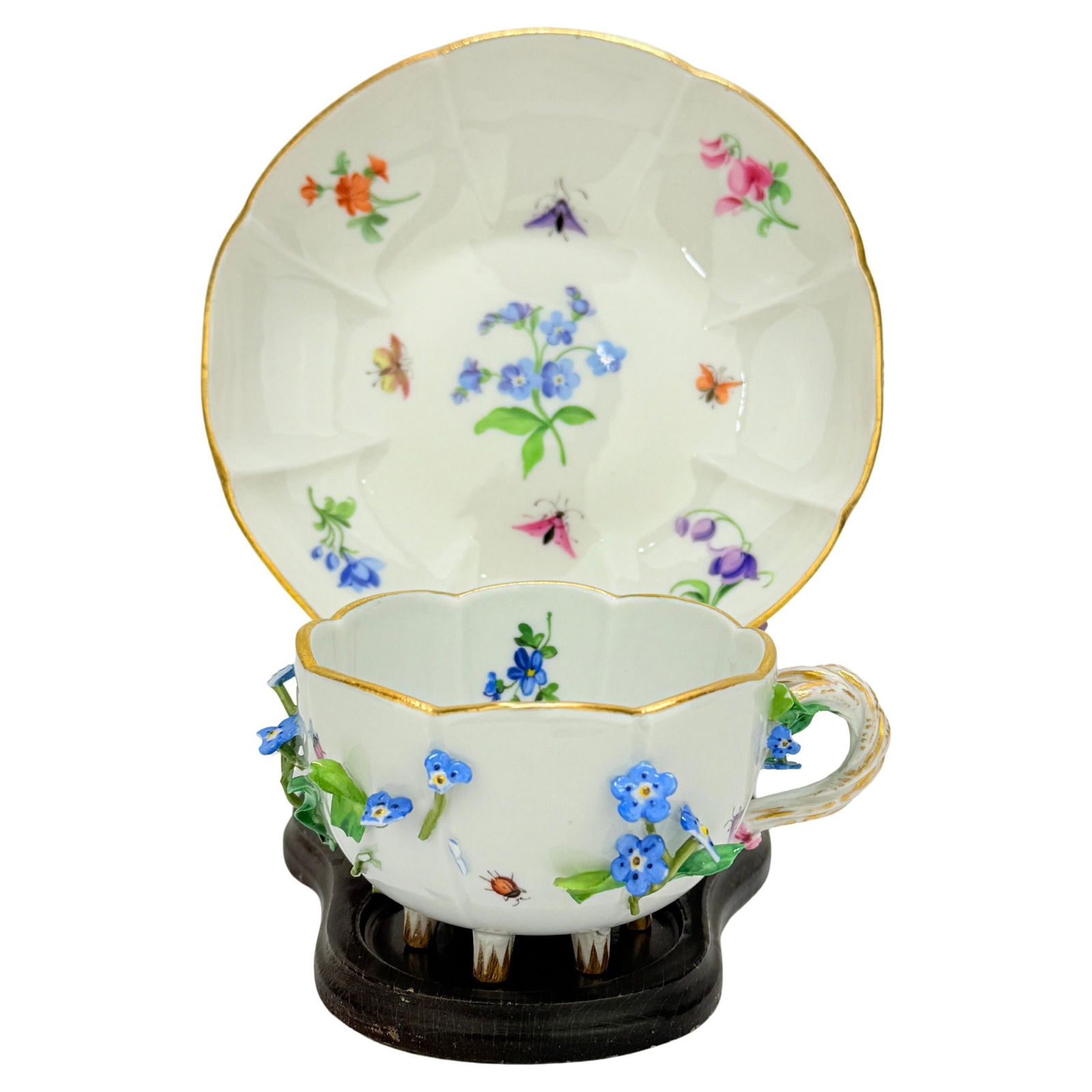 19th Century Meissen Porcelain Floral Tea Cup & Saucer Set: 19th Century Meissen Porcelain Floral Tea Cup & Saucer Set This exquisite Antique Meissen Porcelain Tea Cup and Saucer set showcases the artistry of the Meissen manufactory, renowned for its technical