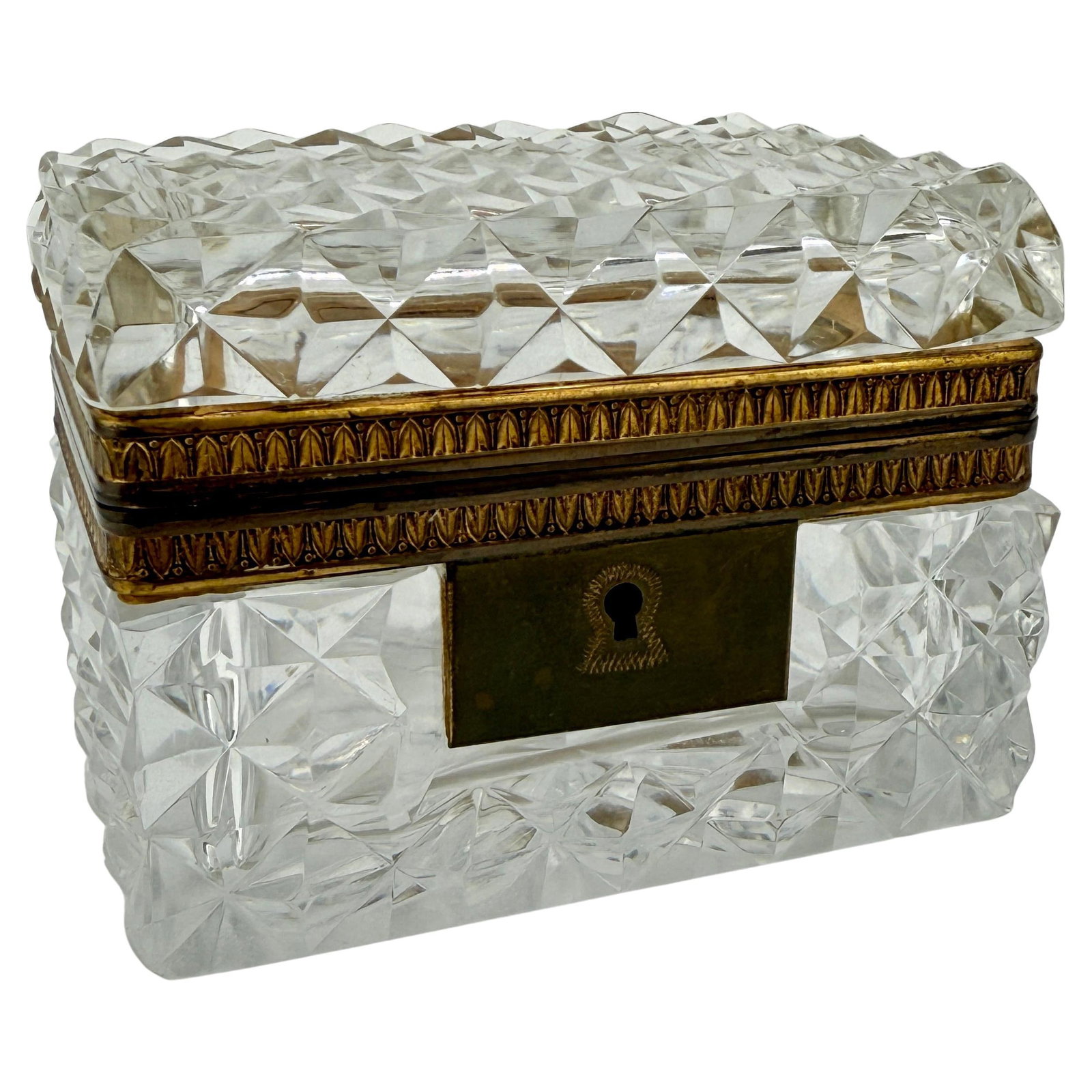 19th Century Baccarat Attributed Neoclassical Crystal Casket Box: 19th Century Baccarat Attributed Neoclassical Crystal Casket Box This exquisite 19th-century French casket box, attributed to Baccarat, is a stunning example of Neoclassical design. Crafted from clear
