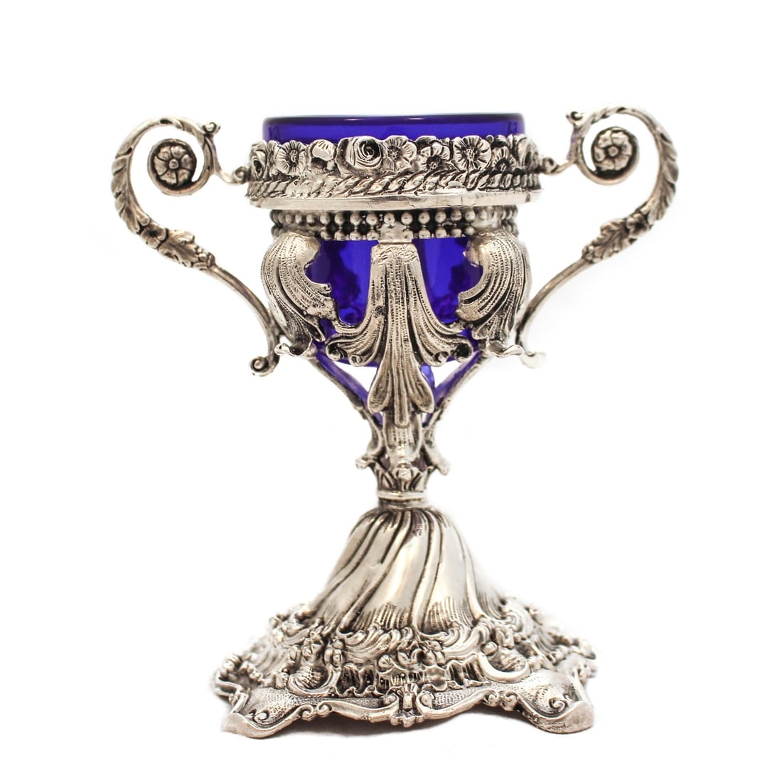 Handmade 925 Sterling Silver Floral Leaf Standing Salt Holder: Handmade 925 Sterling Silver Floral Leaf Standing Salt Holder This exquisite tall standing salt holder is crafted from 925 sterling silver, showcasing intricate handmade floral leaf applique designs. 